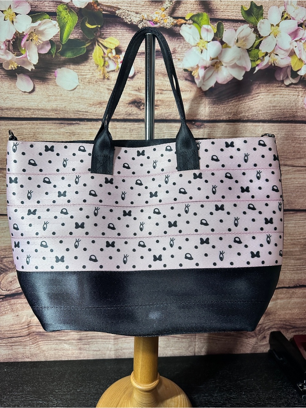 HARVEYS SEATBELT DISNEY BLUSHING MINNIE MOUSE MEDIUM STREAMLINE TOTE BAG